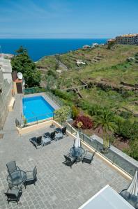 洛斯雷亚莱霍斯本多尔田园酒店的享有游泳池和海洋的空中景致