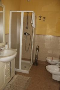 阿莱齐奥B&B Li Fichi Alezio/Gallipoli的带淋浴、盥洗盆和卫生间的浴室