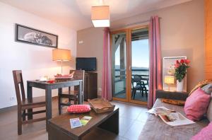 丰罗穆勒匹克德劳斯公寓酒店的客厅配有沙发、桌子和书桌