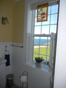 Cap Le Moine黄边车住宿加早餐旅馆的浴室设有海景窗户。