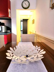 威尼斯CASTELLO FIRST的一张桌子上有一朵白色的大花