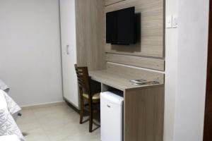 热基耶Hotel San Remo的小房间设有书桌和电视