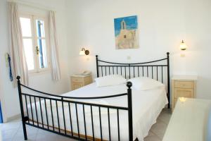 卡马利Blue Bay Villas的一间卧室配有黑色床和白色床单