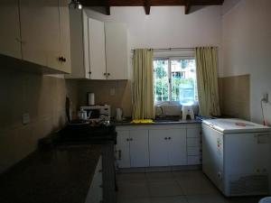 比亚莱特马西El Maná的厨房设有水槽和窗户。