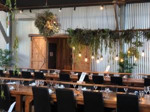 达博Dubbo Rhino Lodge的大型用餐室配有长桌和椅子