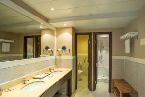 香港华大盛品酒店的一间带两个盥洗盆和淋浴的浴室
