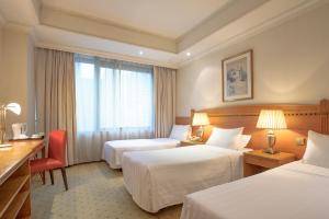 香港华大盛品酒店的酒店客房配有两张床和一张书桌