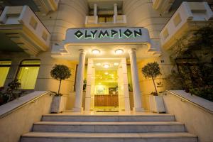 雅典奥林匹翁酒店的前面有标志的建筑