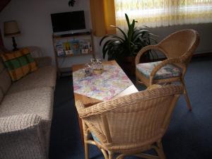 索尔陶Steffens的客厅配有桌子和两把椅子