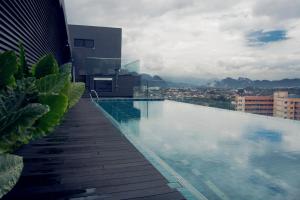 怡保M Roof Hotel & Residences的一座大楼顶部的游泳池