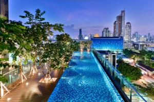 曼谷城市地平线酒店的一座建筑物屋顶上的游泳池