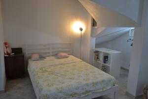 圣维托诺曼La Tana di Cruk的一间卧室配有一张床和一盏灯