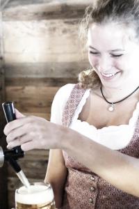 慕尼黑维斯露营地的一边喝饮料一边看手机的女人