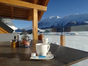 巴德米滕多夫Alpenapartments Steiermark的一张桌子,边喝咖啡边欣赏山景