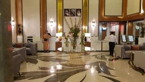 麦地那Frontel Al Harithia Hotel的酒店大堂,带鲜花桌