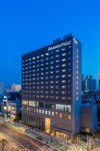 首尔首尔情侣酒店的一座大型建筑,上面有安曼塔西
