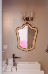 阿威罗巴嘎德萨尔葡萄酒宾馆的一间带镜子和水槽的浴室
