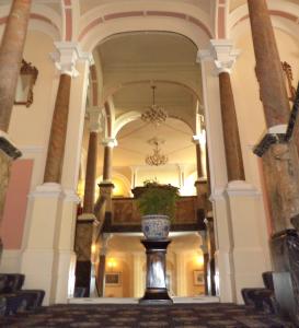 海斯廷斯皇家维多利亚酒店的建筑中间带花瓶的房间