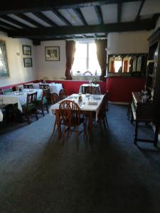 金顿The Royal Oak的餐厅内带桌椅的用餐室