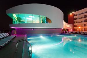 马马亚Zenith - Top Country Line - Conference & Spa Hotel的夜间酒店游泳池