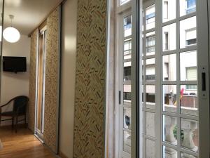 维戈维哥海滨酒店的走廊设有滑动玻璃门和窗户
