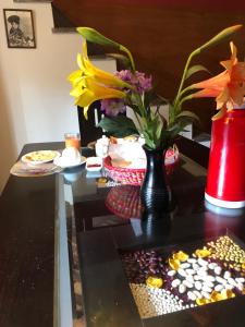 库斯科Casa Salkantay Cusco的花瓶和糖果盘的桌子