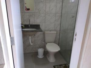 皮拉卡亚Vale das Maritacas - Estilo Rural的一间带卫生间和水槽的小浴室
