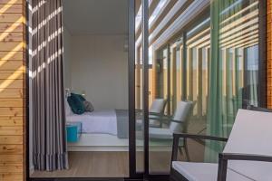 大里贝拉Quinta do Passo的一间卧室设有一张床和一个玻璃窗