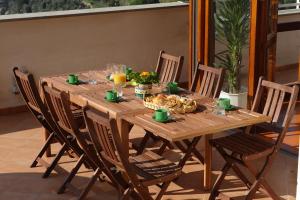 波西塔诺Villa Valeria的一张木桌,配有椅子和食物及饮料
