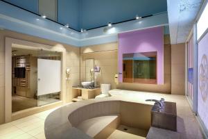 新庄香奈尔精品Motel的大型浴室设有水槽和浴缸。