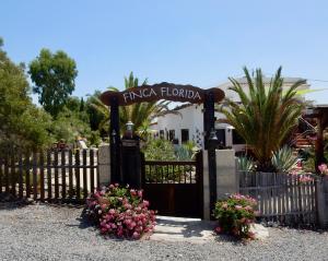 圣米格尔德阿沃纳Finca Florida的门前有鲜花的酒店大门