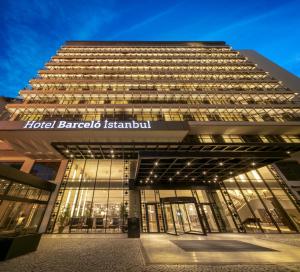 伊斯坦布尔Barceló Istanbul的一座有标志的建筑,上面写着酒店巴塞罗纳古堡的标志