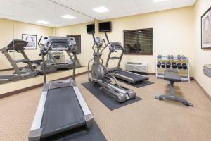 朗维尤温德姆豪顿套房酒店的健身中心和/或健身设施