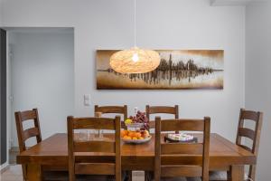 马林斯卡Apartments Biba的餐桌、椅子和一碗水果