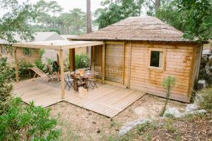 塞尼奥斯Naturéo的木甲板上设有小屋和桌子