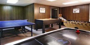 北康威旧场大楼酒店的一间设有乒乓球桌和乒乓球桌的房间