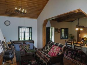索茹Casa de Pereiró的客厅配有沙发和桌子