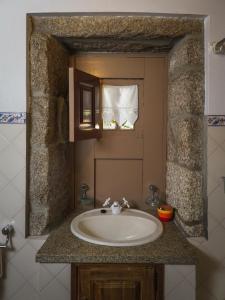 索茹Casa Das Videiras的一间带水槽和窗户的浴室