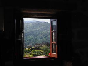 索茹Casa Das Videiras的山景开放式窗户