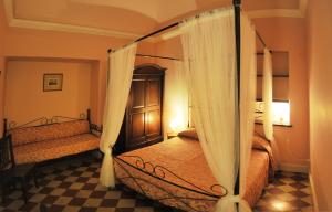 卡塔尼亚阿杜欧姆酒店的一间卧室配有两张带窗帘的床