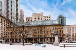 蒙特利尔Hôtel Birks Montréal的一座城市的建筑物,地面上积雪
