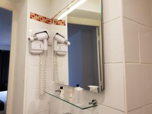 里尔拿破仑酒店的一间带镜子和水槽的浴室