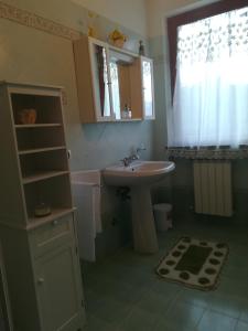 巴尼奥雷焦GIARDINO DI PRIMAVERA的一间带水槽和镜子的浴室以及窗户。