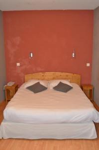塞塞尔Hôtel Au Fil de L'Eau的卧室配有白色的床和2个枕头
