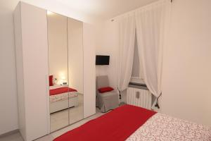 热那亚A due passi dalla LANTERNA的一间卧室配有两张床和镜子