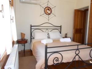 Pinakátai塔多卡纳酒店的一间卧室配有一张带两个白色枕头的床