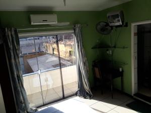 贝伦维拉公寓酒店的窗户旁的窗户和书桌的房间