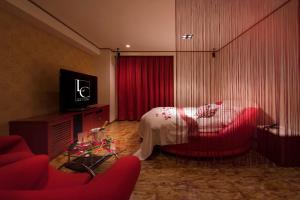 千曲市Hotel LUNE CLAIRE (Adult Only)的酒店客房,配有一张床和一张红色椅子