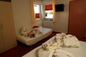 埃尔瓦尔德四季公寓的一间设有两张床铺和毛巾的房间