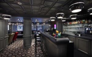 尚贝里新科海博中心酒店的一间酒吧,里面设有柜台和凳子